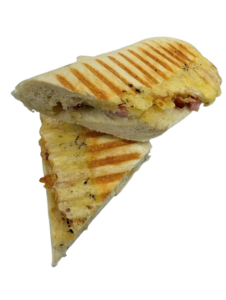 Panini savoyard avec fromage à raclette, lardons et pommes de terre.